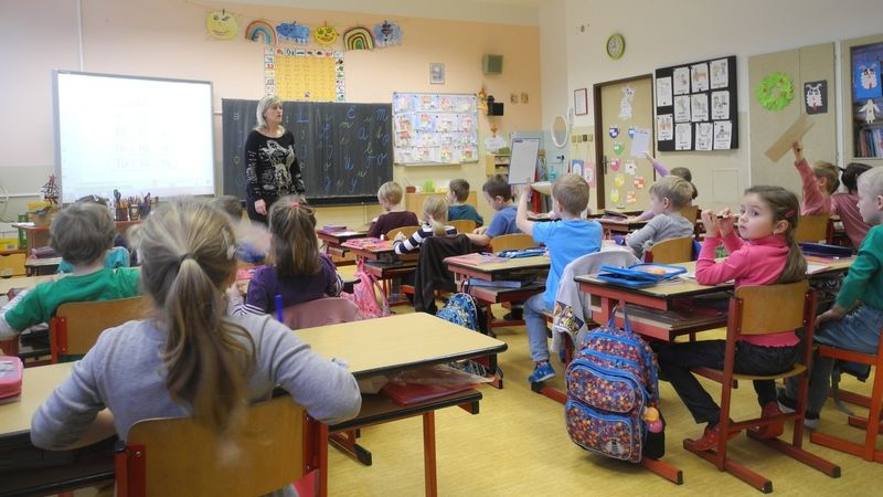 Průměrný příjem učitelů se loni zvýšil na 43 318 korun, oznámil ČSÚ